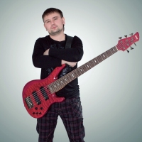 Михаил Махов – бас гитара