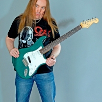 Александр Пермяков – гитара